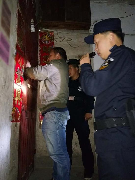 山西粗心妈妈误将幼女锁家中 